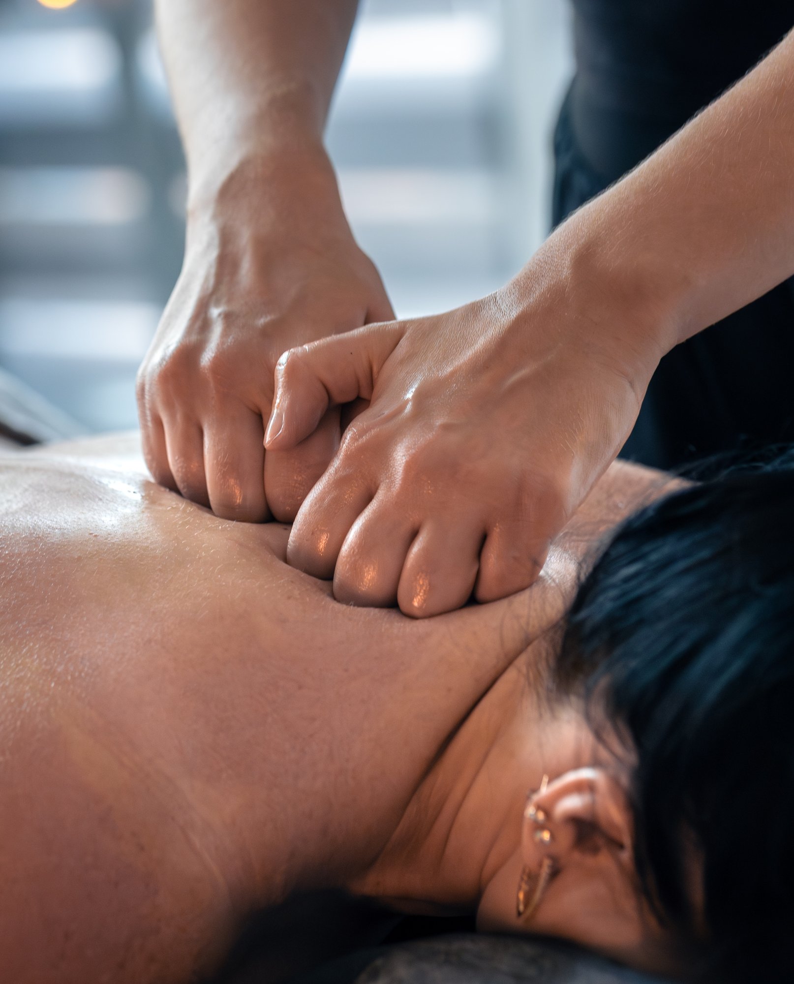 fist-massage-shoulders-neck-spa-trapezius-relief-1